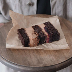 Шоколадный торт с кофе, гвоздикой и черной смородиной